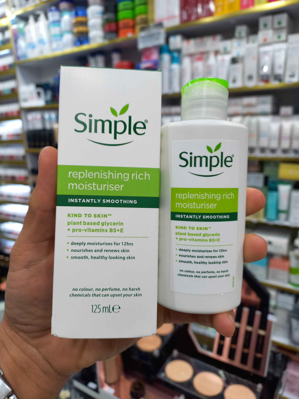 کرم مرطوب آبرسان سیمپل مدل ریچ مناسب پوست خشک و نرمال حجم ۱۲۵ میلی لیتر