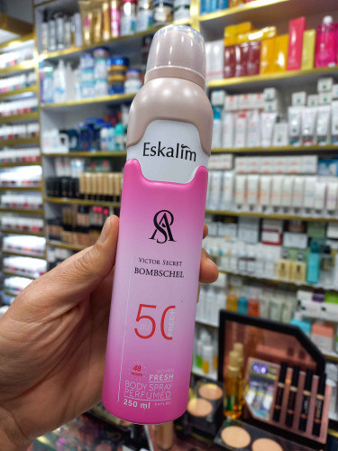 بادی اسپری پرفیوم رایحه ویکتوریا سکرت بامشل مناسب برای خانمها با حجم ۲۵۰ میلی لیتر