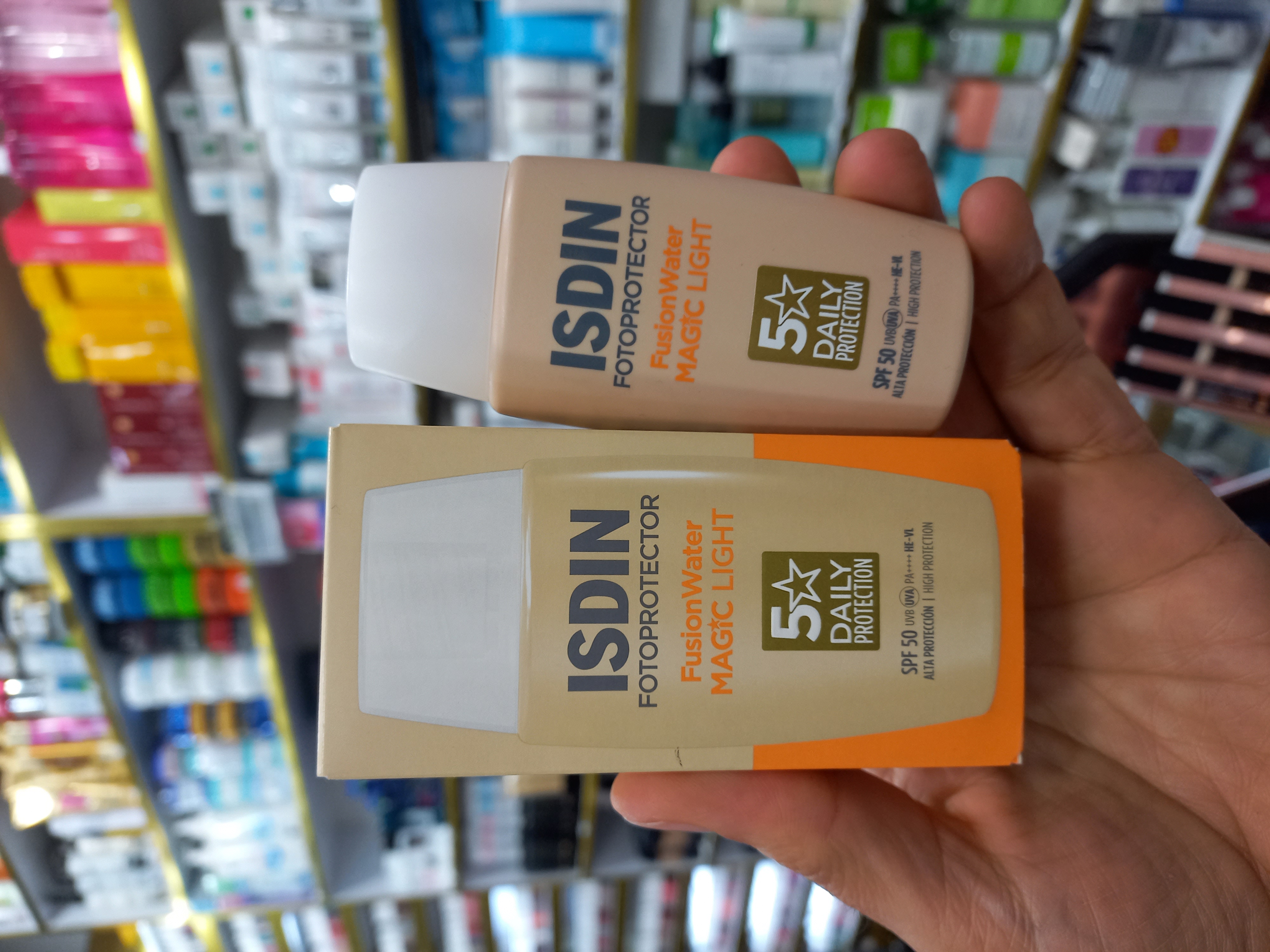 کرم ضد آفتاب رنگی ایزدین مدل Fusion Water با SPF50 مناسب انواع پوست حجم 50 میلی لیتر