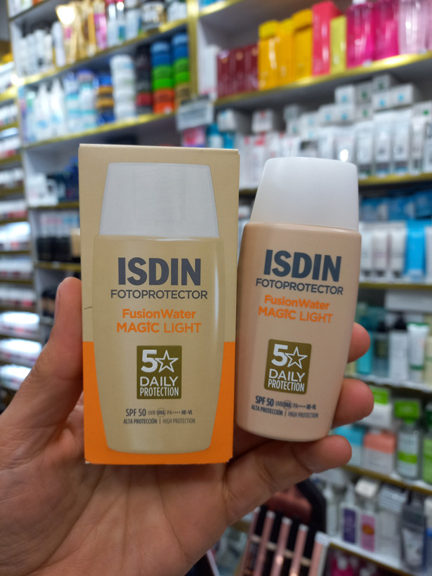 کرم ضد آفتاب رنگی ایزدین مدل Fusion Water با SPF50 مناسب انواع پوست حجم 50 میلی لیتر