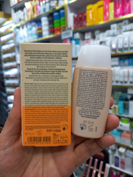 کرم ضد آفتاب رنگی ایزدین مدل Fusion Water با SPF50 مناسب انواع پوست حجم 50 میلی لیتر