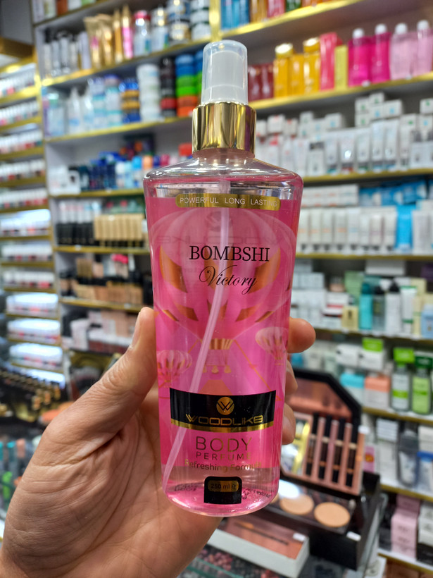 بادی اسپلش وودلایک رایحه ویکتور سکرت بامشل زنانه حجم ۲۵۰ میلی لیتر بادی اسپلش وودلایک رایحه ویکتور سکرت بامشل زنانه حجم ۲۵۰ میلی لیتر