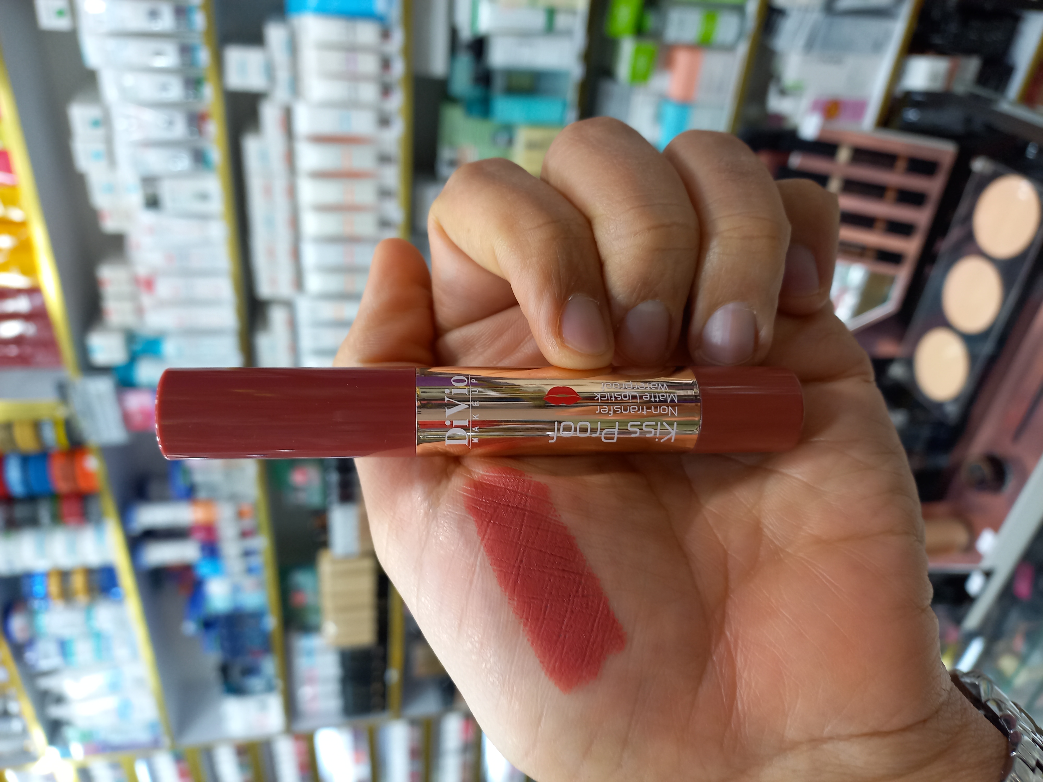 رژلب جامد دیویو 04 Kiss Proofبادوام ضدآب حجم ۳ میل