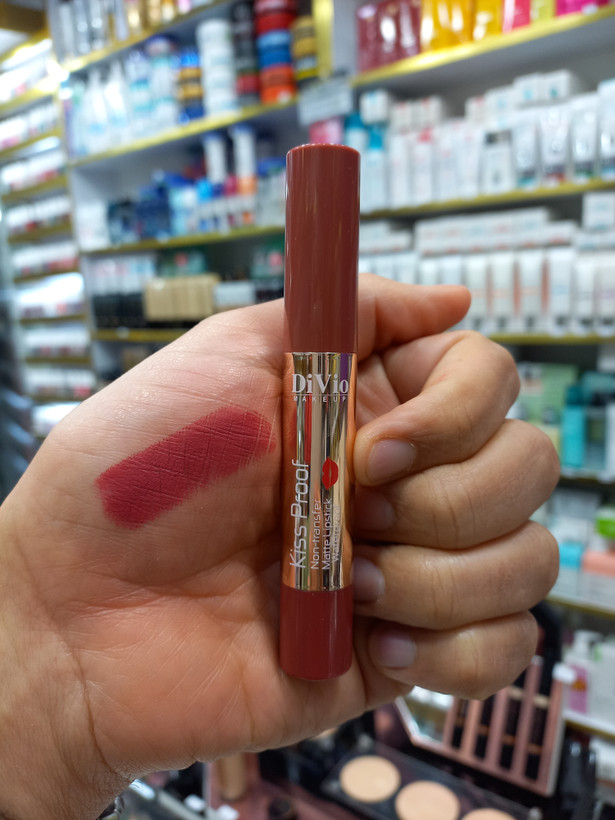 رژلب جامد دیویو 12 Kiss Proof بادوام ضدآب حجم ۳ میل