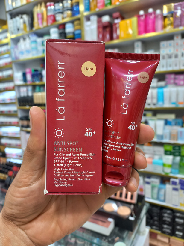 کرم ضدآفتاب و ضدلک رنگی لافارر پوست چرب و مستعد آکنه رنگ روشن لایت spf40 حجم 40 میلی لیتر