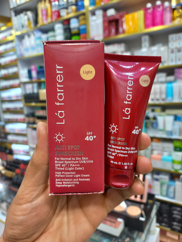 کرم ضدآفتاب و ضدلک رنگی لافارر پوست خشک و معمولی رنگ روشن لایت spf40 حجم 40 میلی لیتر