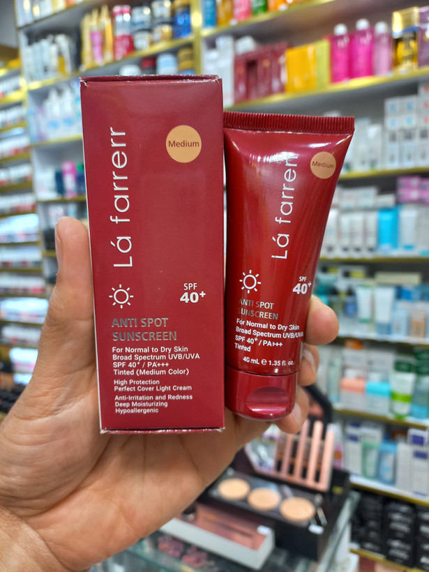 کرم ضدآفتاب و ضدلک رنگی لافارر پوست خشک و معمولی رنگ متوسط مدیومspf40 حجم 40 میلی لیترlafarrerr