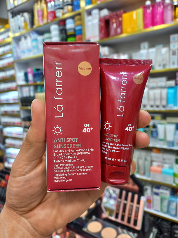 کرم ضدآفتاب و ضدلک رنگی لافارر پوست چرب و مختلط رنگ متوسط مدیوم spf40 حجم 40 میلی لیتر lafarrerr