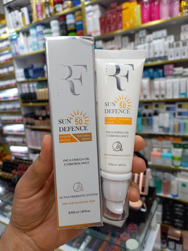 کرم ضدآفتاب بی رنگ آر اف spf50 مناسب پوست خشک و حساس حجم 50میلی لیتر