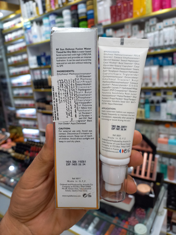 کرم ضدآفتاب بی رنگ آر اف spf50 مناسب پوست خشک و حساس حجم 50میلی لیتر