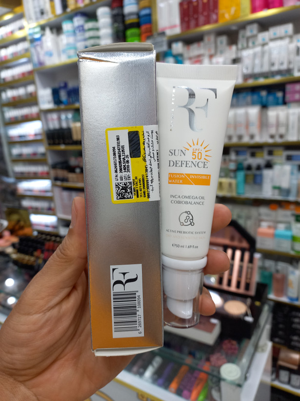 کرم ضدآفتاب بی رنگ آر اف spf50 مناسب پوست خشک و حساس حجم 50میلی لیتر