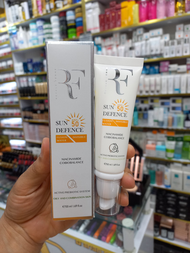 کرم ضدآفتاب بی رنگ آر اف spf50 مناسب پوست چرب و مختلط حجم 50میلی لیتر