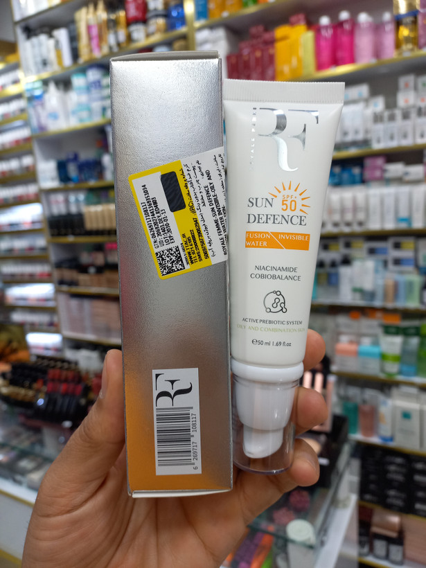 کرم ضدآفتاب بی رنگ آر اف spf50 مناسب پوست چرب و مختلط حجم 50میلی لیتر