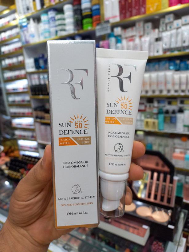 کرم ضدآفتاب رنگ آر اف spf50 مناسب پوست خشک و حساس حجم 50میلی لیتر