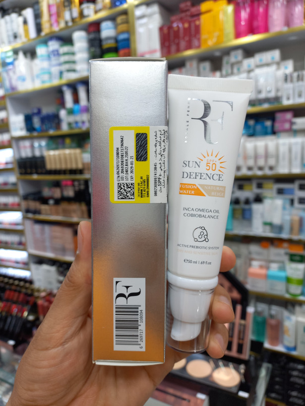 کرم ضدآفتاب رنگ آر اف spf50 مناسب پوست خشک و حساس حجم 50میلی لیتر