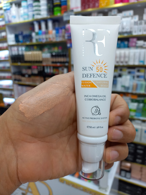 کرم ضدآفتاب رنگ آر اف spf50 مناسب پوست خشک و حساس حجم 50میلی لیتر