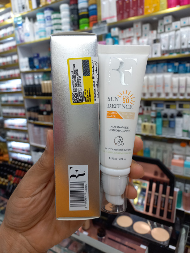 کرم ضدآفتاب رنگ آر اف spf50 مناسب پوست چرب و مختلط حجم 50میلی لیتر