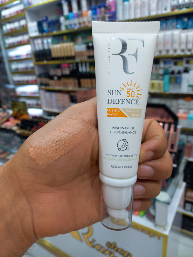 کرم ضدآفتاب رنگ آر اف spf50 مناسب پوست چرب و مختلط حجم 50میلی لیتر