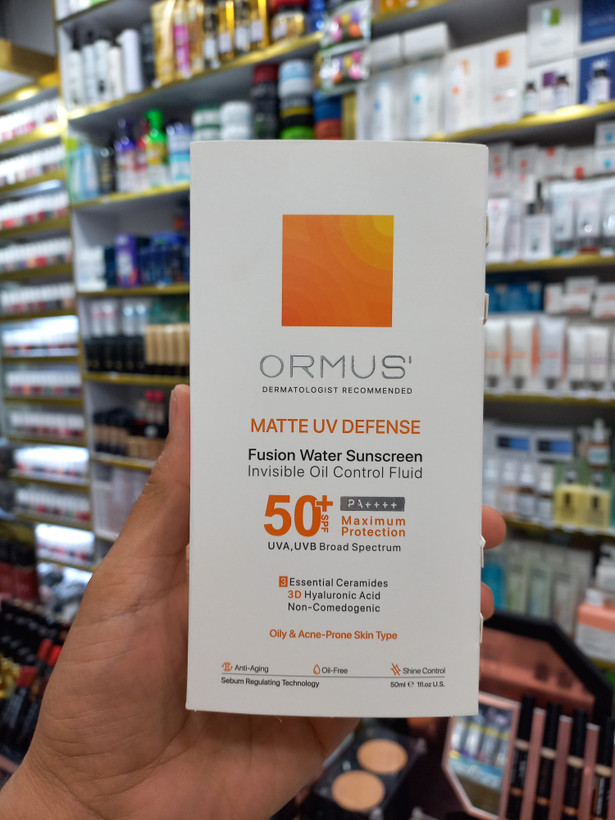 فلوئید ضد آفتاب مات اورموس SPF50 حجم ۵۰ میلیلیتر مناسب پوست چرب و مختلط با جذب سریع و فاقد چربی