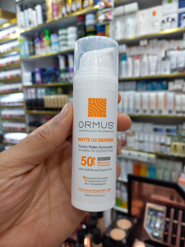 فلوئید ضد آفتاب مات اورموس SPF50 حجم ۵۰ میلیلیتر مناسب پوست چرب و مختلط با جذب سریع و فاقد چربی
